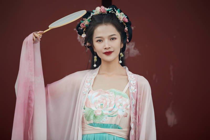 穿着汉服在古城拍照的东方美女图片