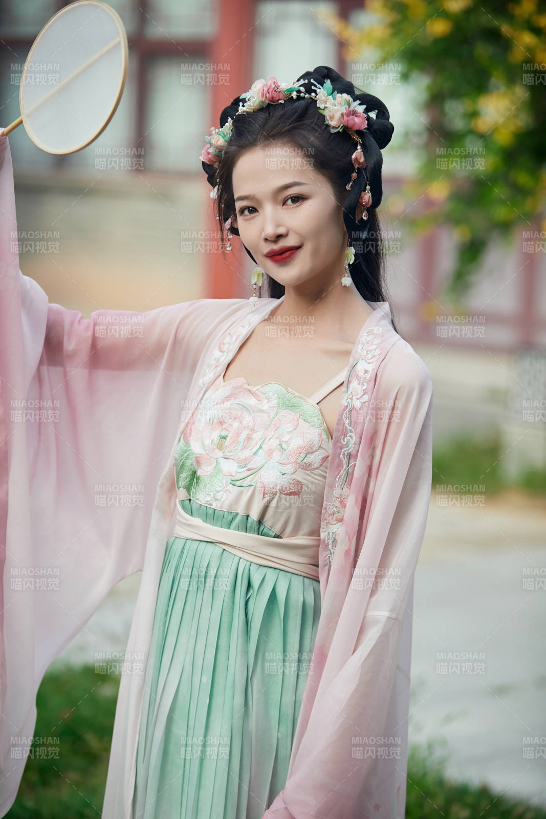 穿着汉服在古城拍照的东方美女图片