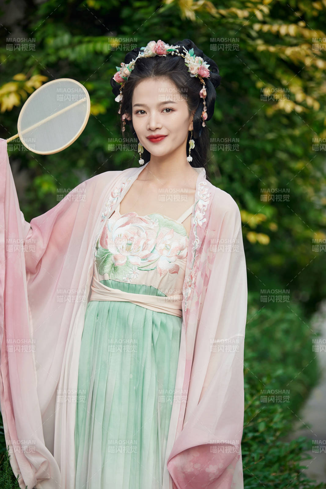 穿着汉服在古城拍照的东方美女图片