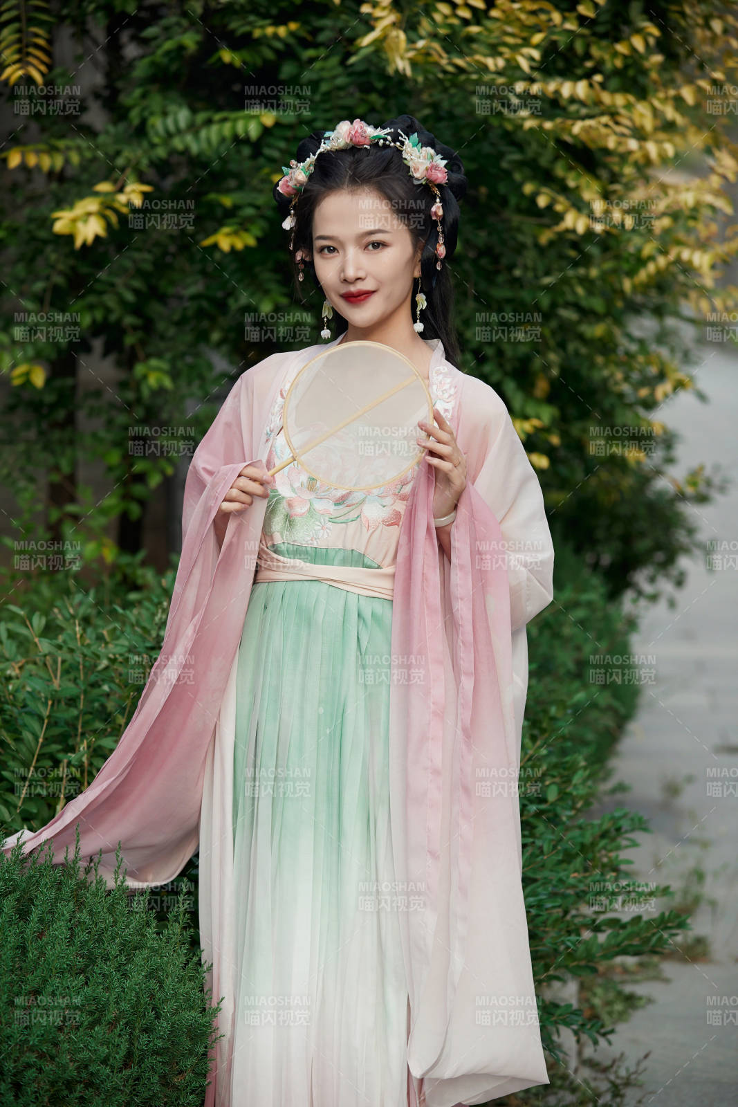 穿着汉服在古城拍照的东方美女图片