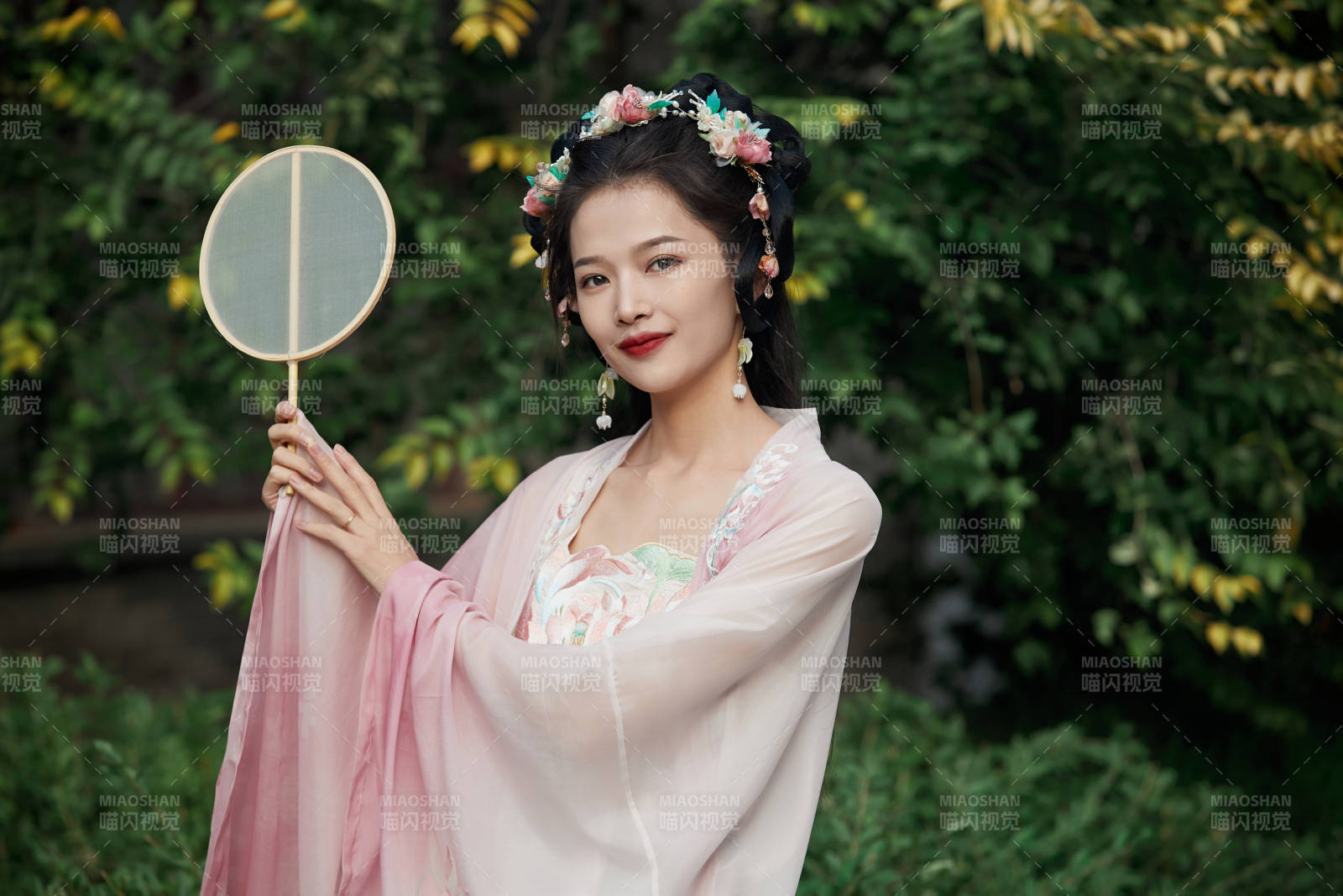 穿着汉服在古城拍照的东方美女图片