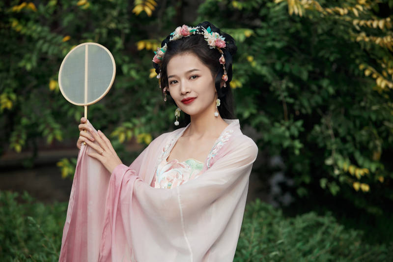 穿着汉服在古城拍照的东方美女图片