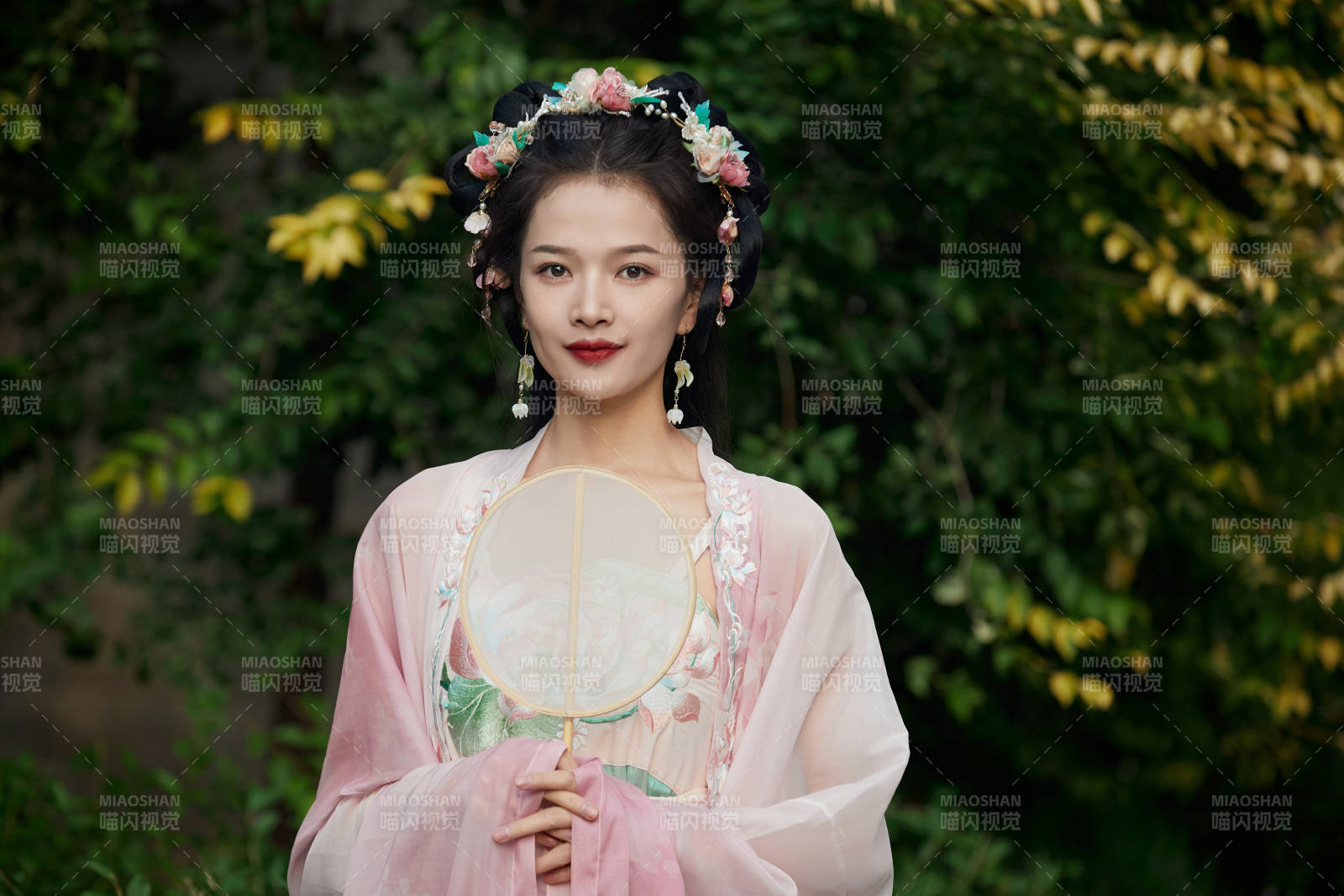 穿着汉服在古城拍照的东方美女图片