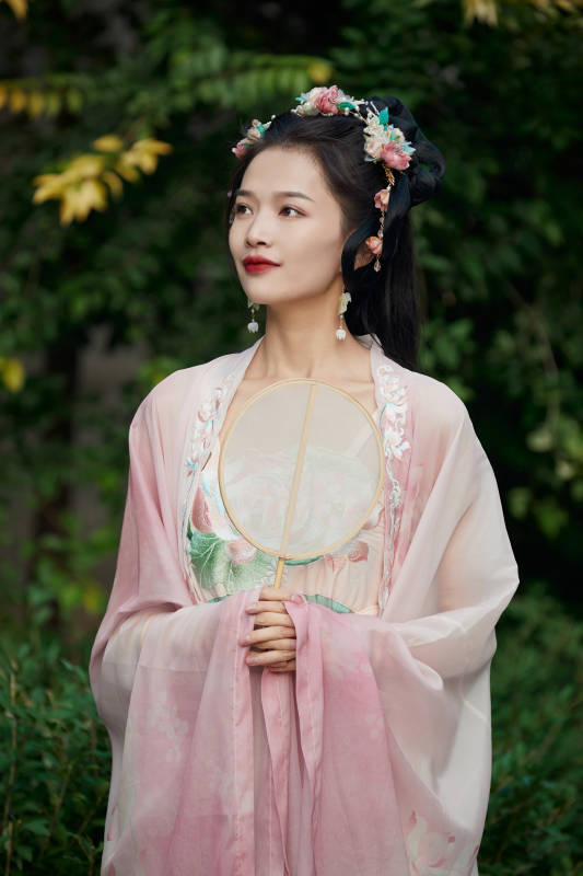 穿着汉服在古城拍照的东方美女图片