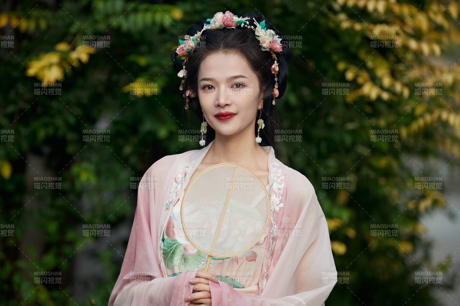 穿着汉服在古城拍照的东方美女图片