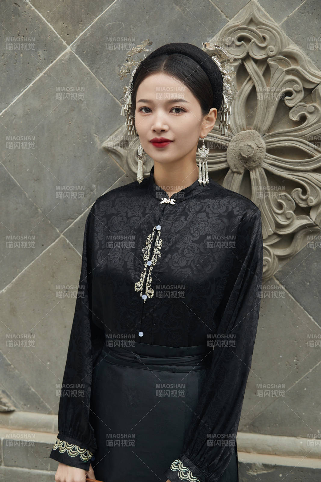 穿着中国汉族服饰马面裙的东方女性图片