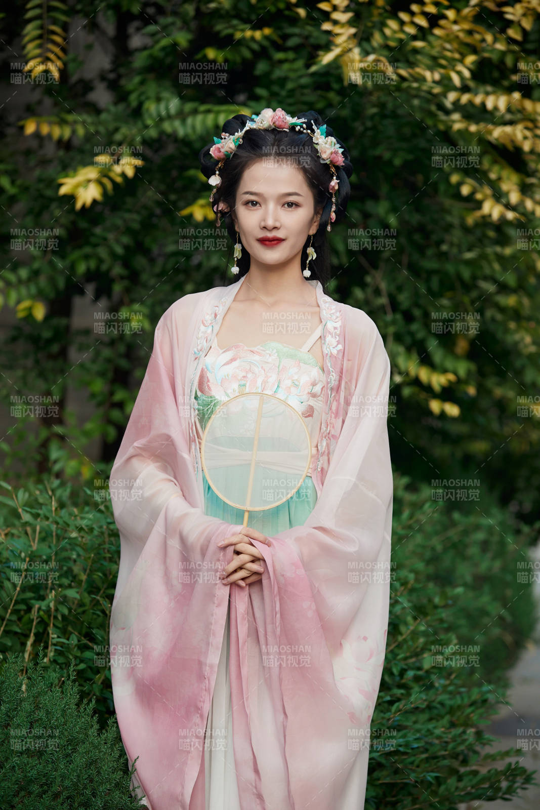 穿着汉服在古城拍照的东方美女图片