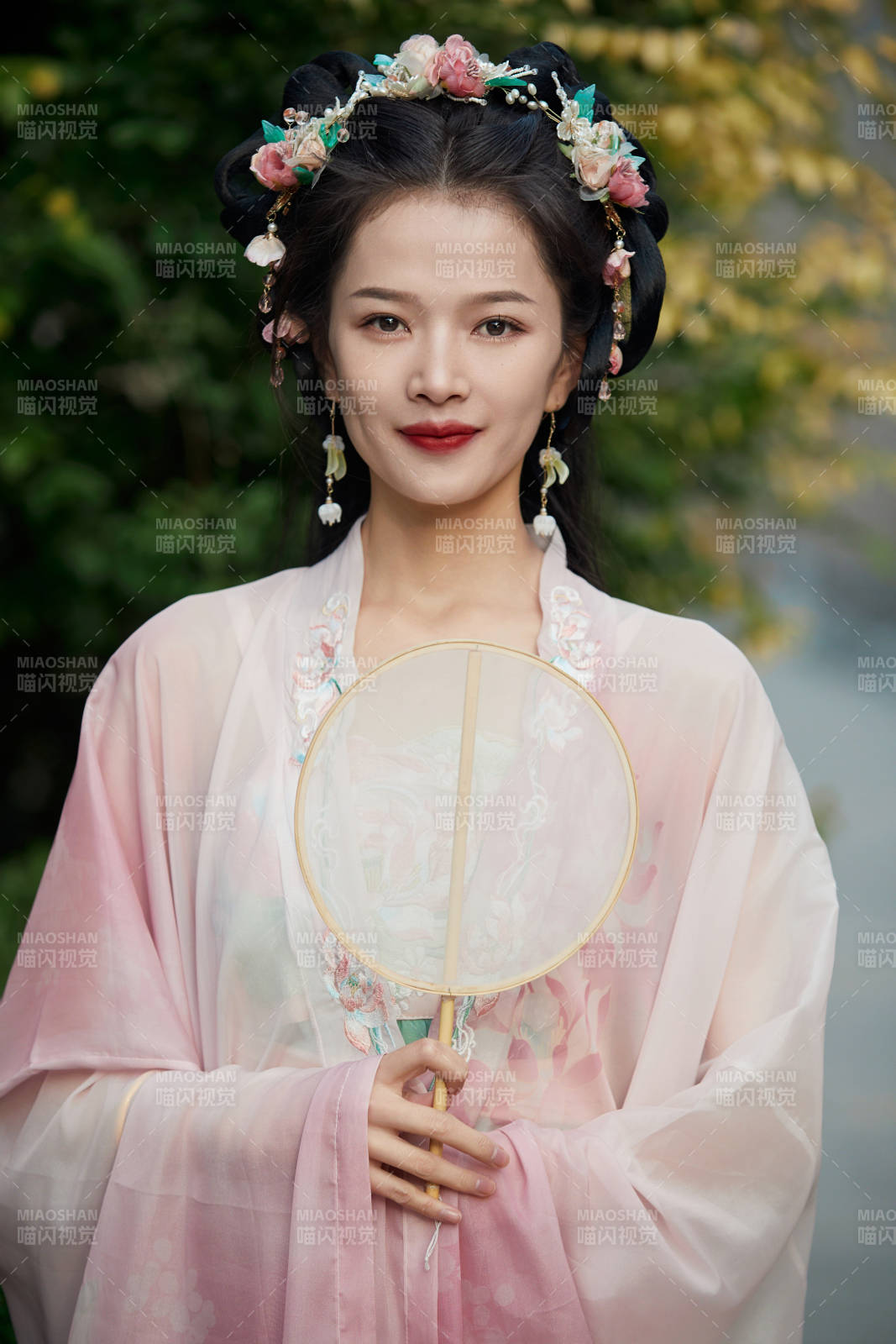 穿着汉服在古城拍照的东方美女图片