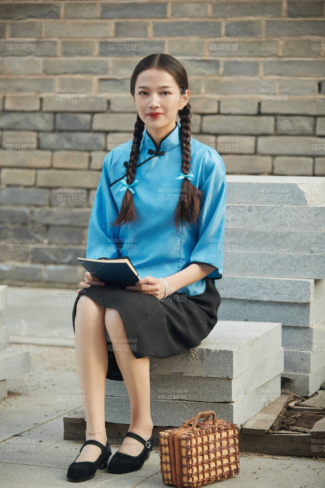 在古城身穿民国学生服饰的女大学生图片