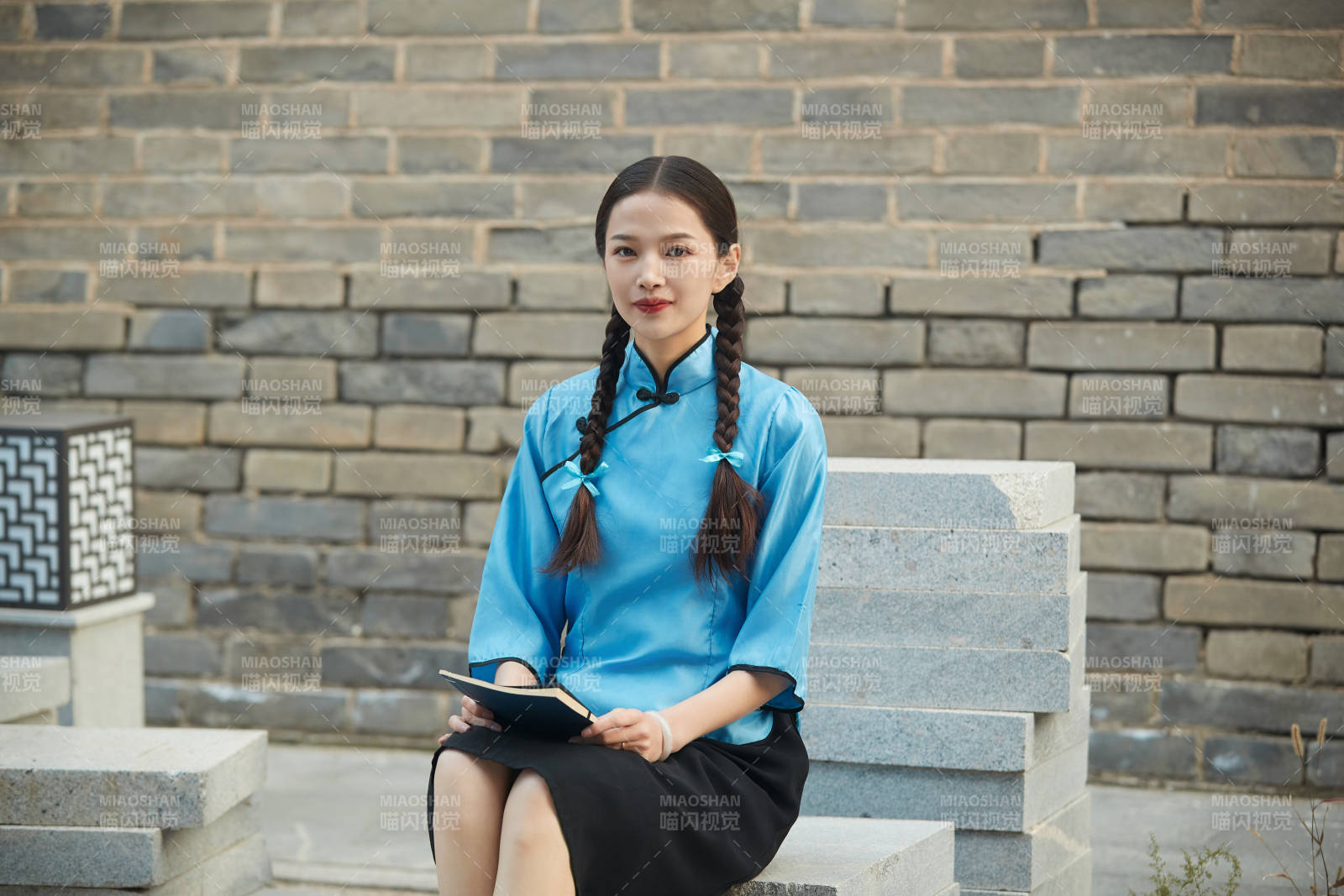 在古城身穿民国学生服饰的女大学生图片