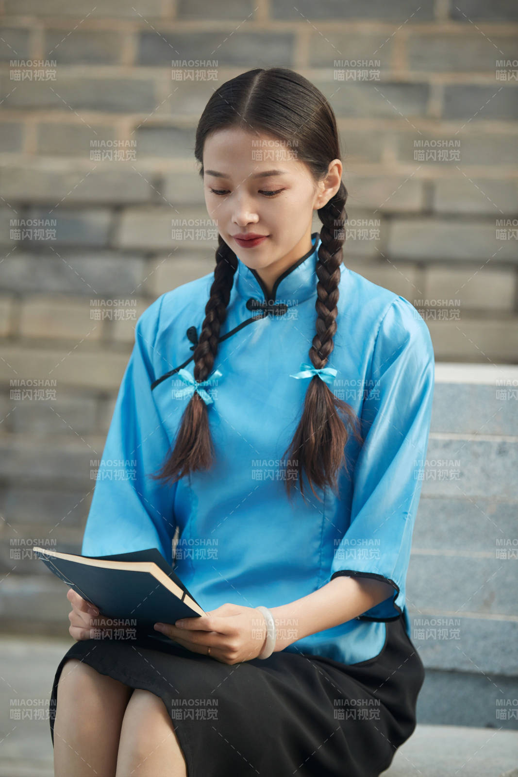 在古城身穿民国学生服饰的女大学生图片