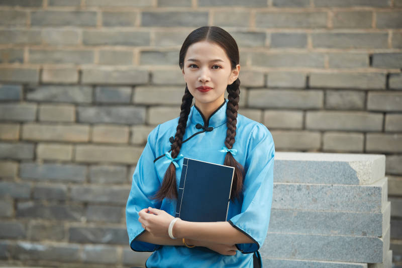 在古城身穿民国学生服饰的女大学生图片