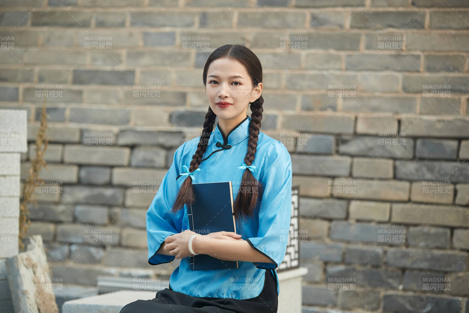 在古城身穿民国学生服饰的女大学生图片