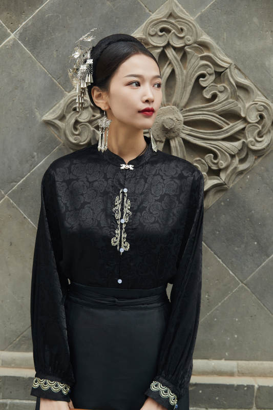 穿着中国汉族服饰马面裙的东方女性图片