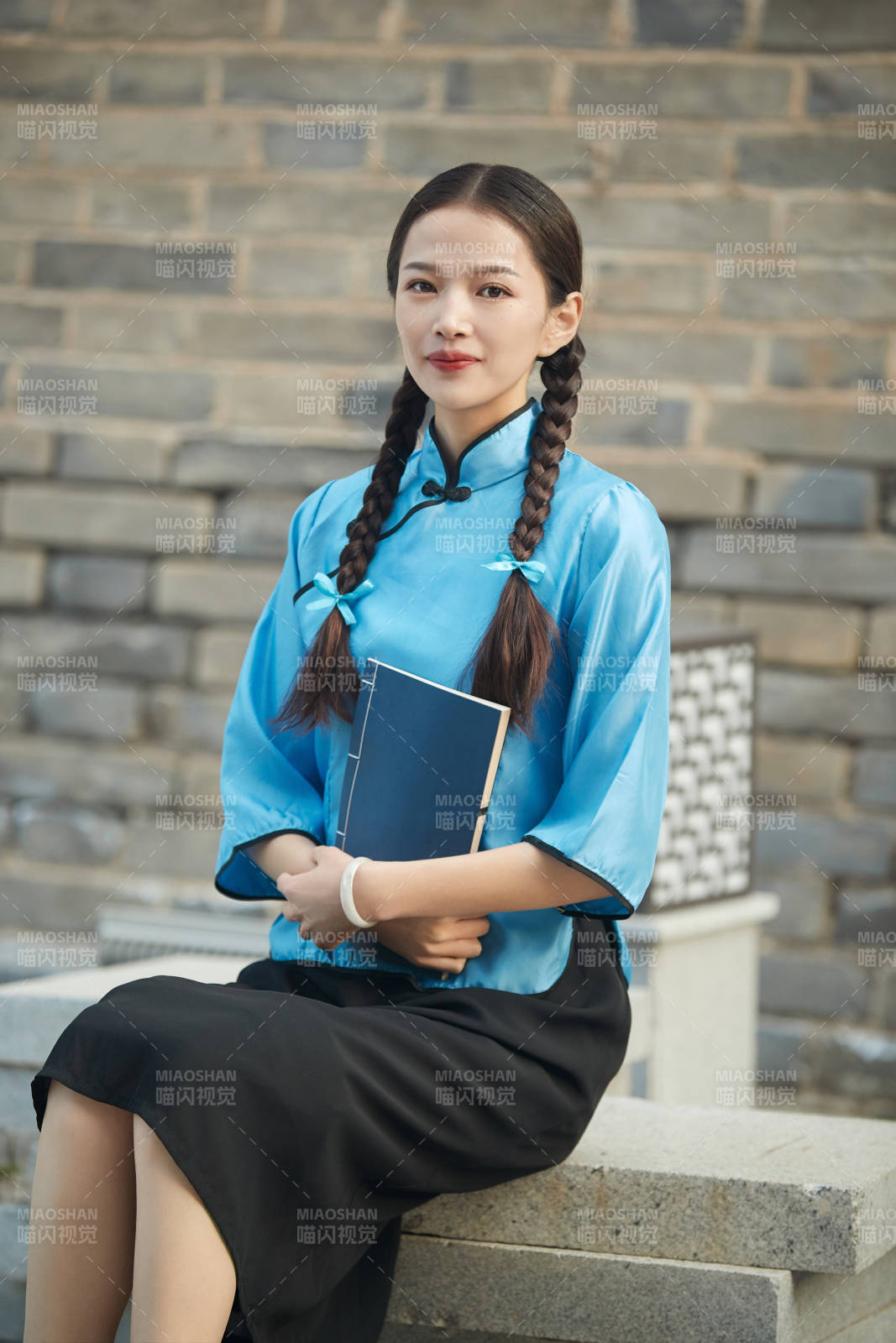 在古城身穿民国学生服饰的女大学生图片