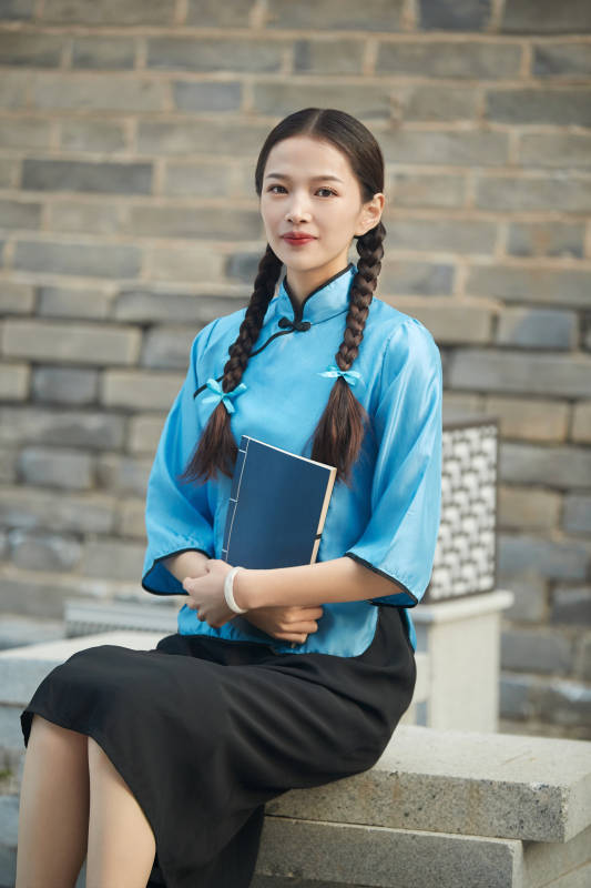 在古城身穿民国学生服饰的女大学生图片