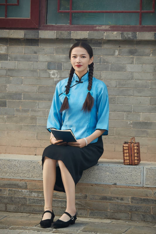 在古城身穿民国学生服饰的女大学生图片