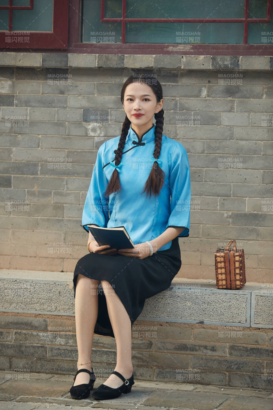 在古城身穿民国学生服饰的女大学生图片
