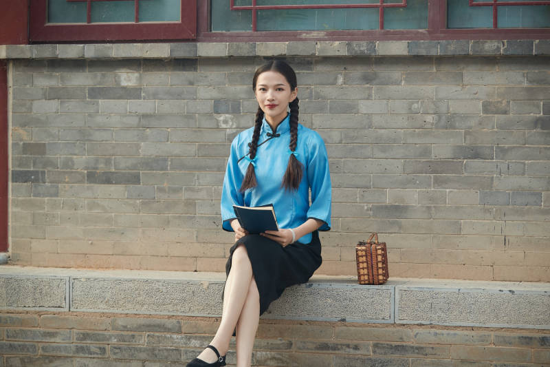 在古城身穿民国学生服饰的女大学生图片