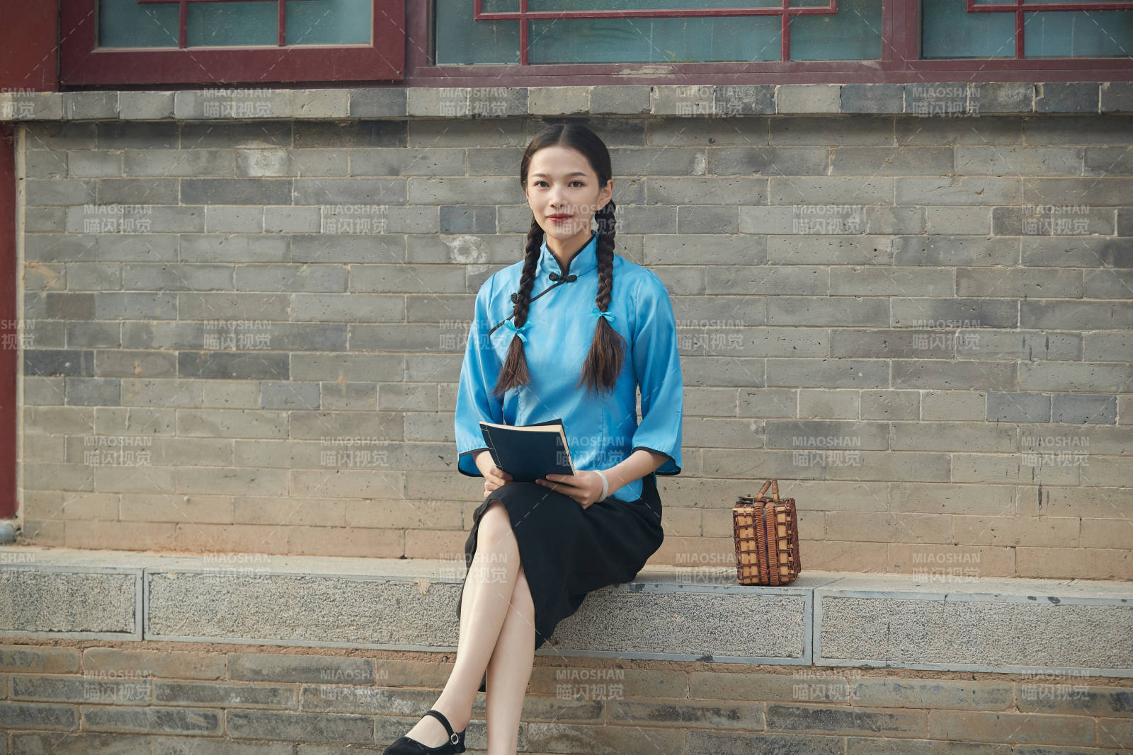 在古城身穿民国学生服饰的女大学生图片