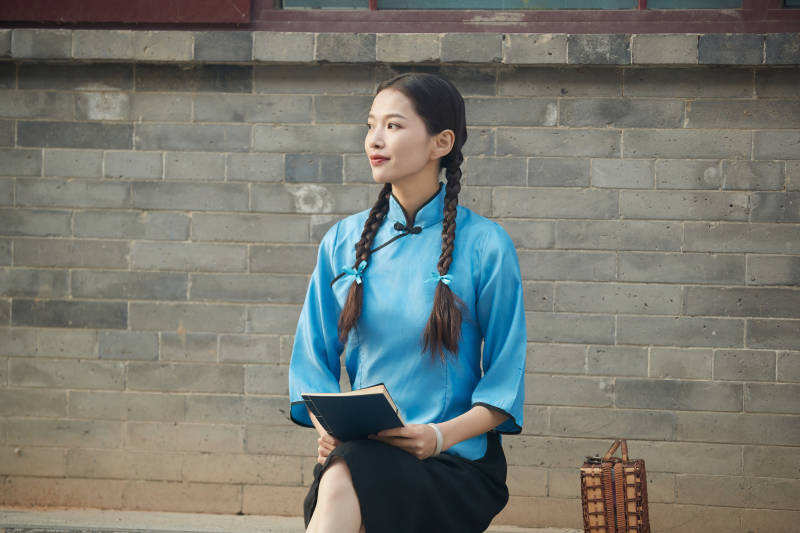 在古城身穿民国学生服饰的女大学生图片