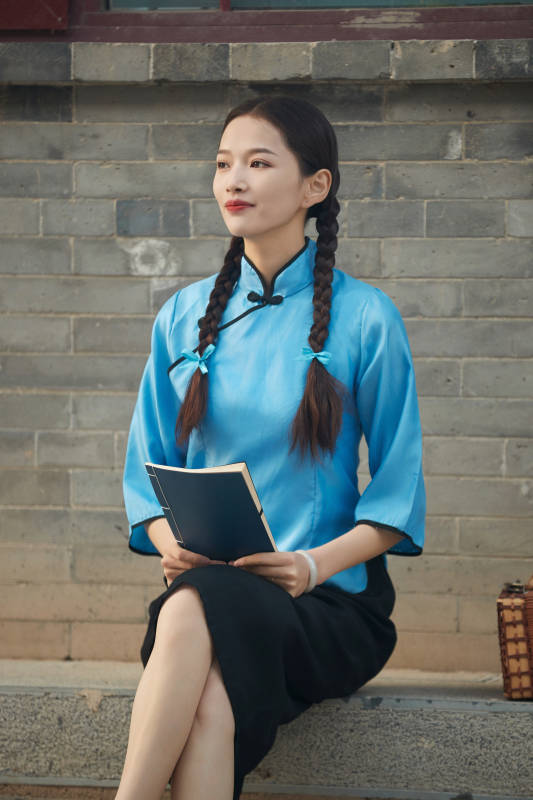 在古城身穿民国学生服饰的女大学生图片