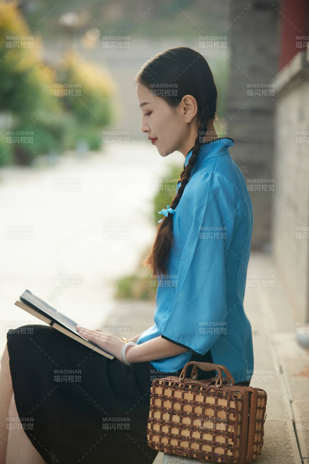 在古城身穿民国学生服饰的女大学生图片