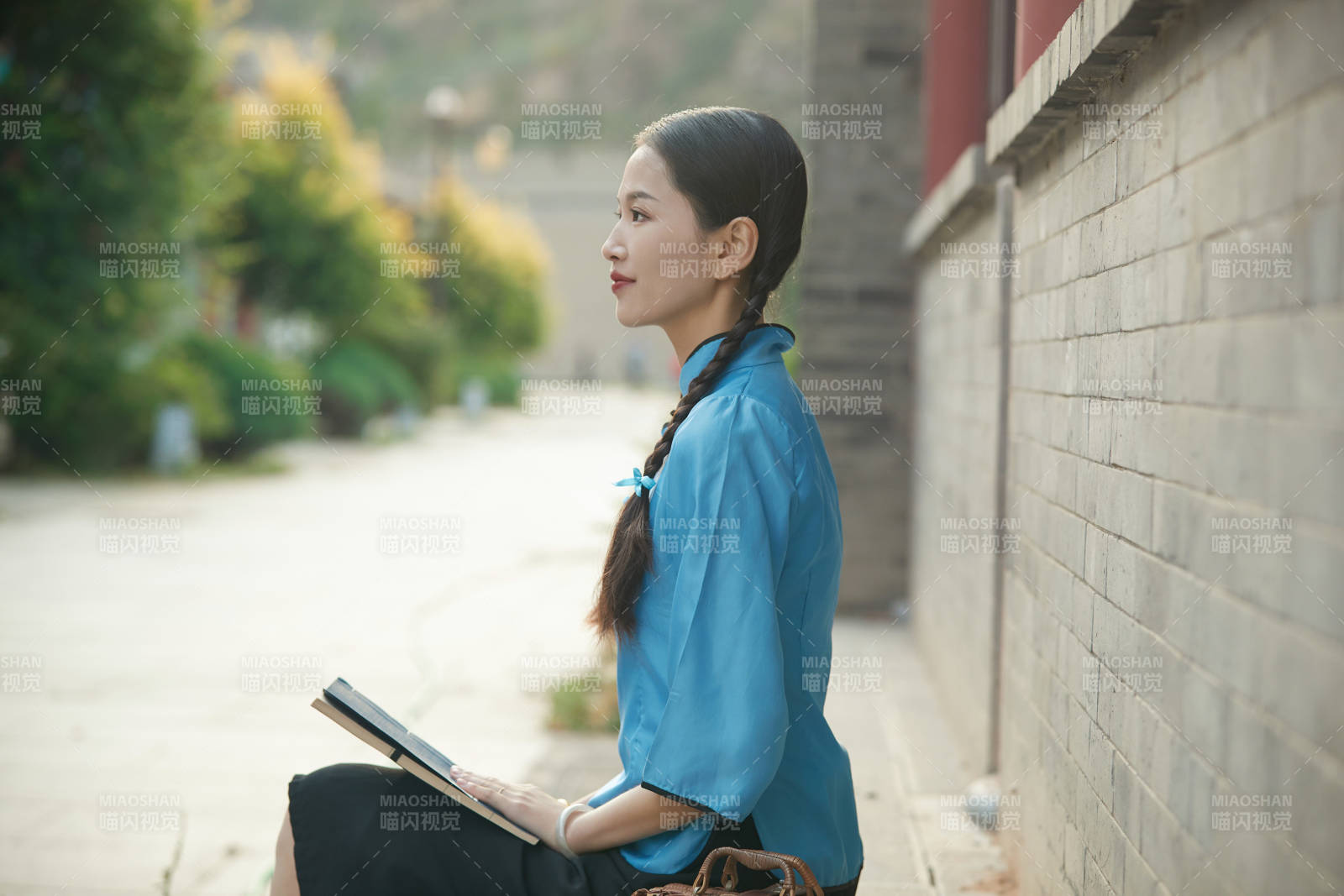 在古城身穿民国学生服饰的女大学生图片