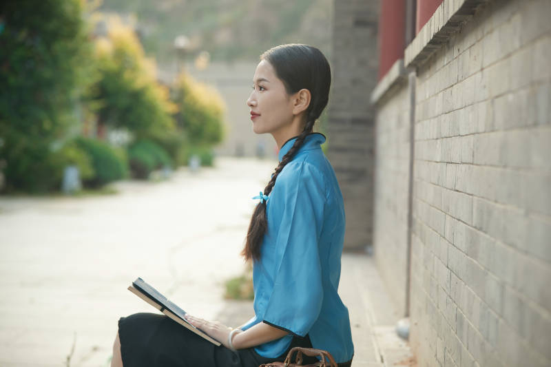 在古城身穿民国学生服饰的女大学生图片