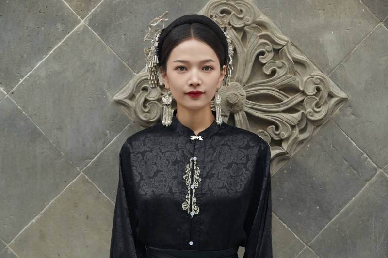 穿着中国汉族服饰马面裙的东方女性图片