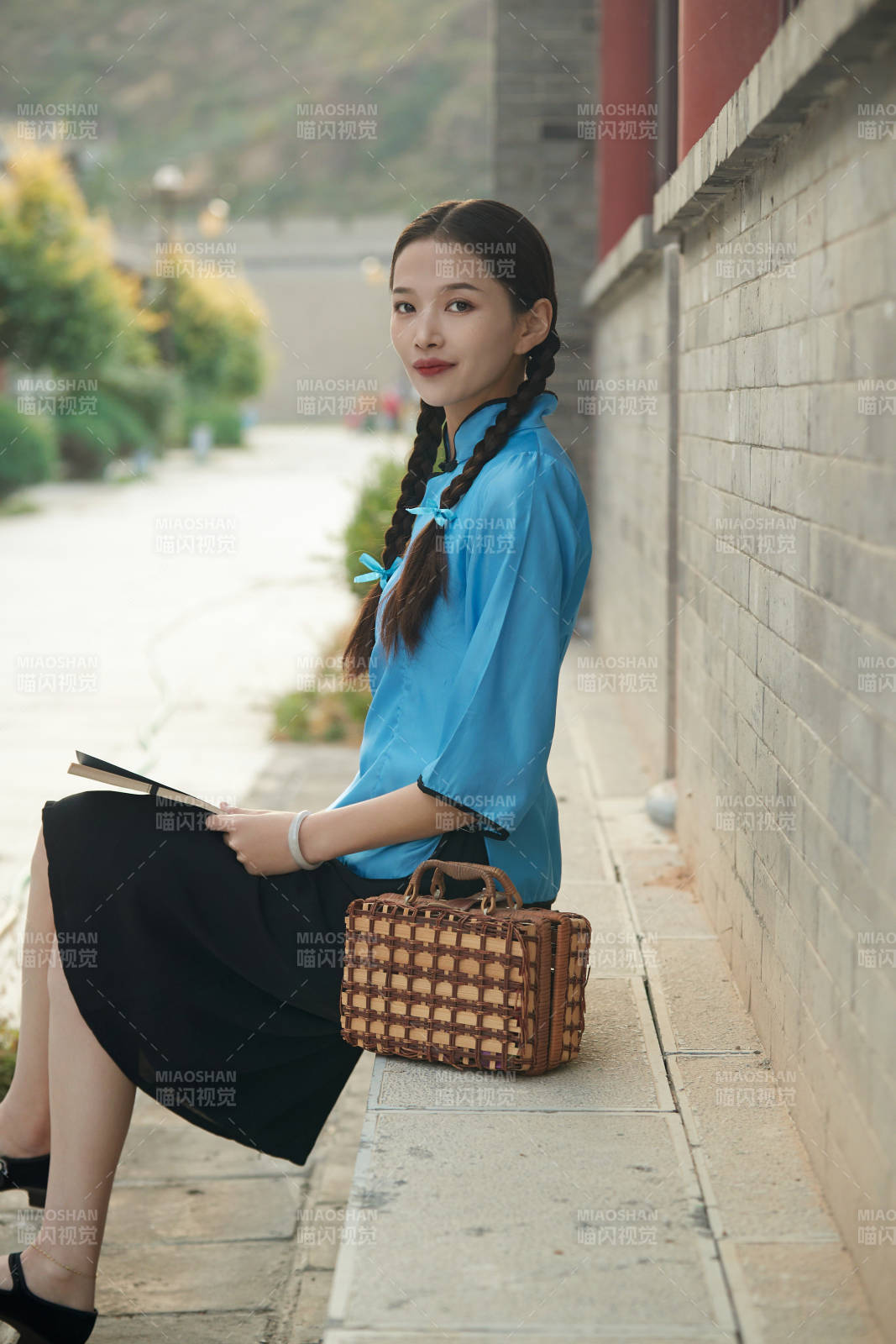 在古城身穿民国学生服饰的女大学生图片