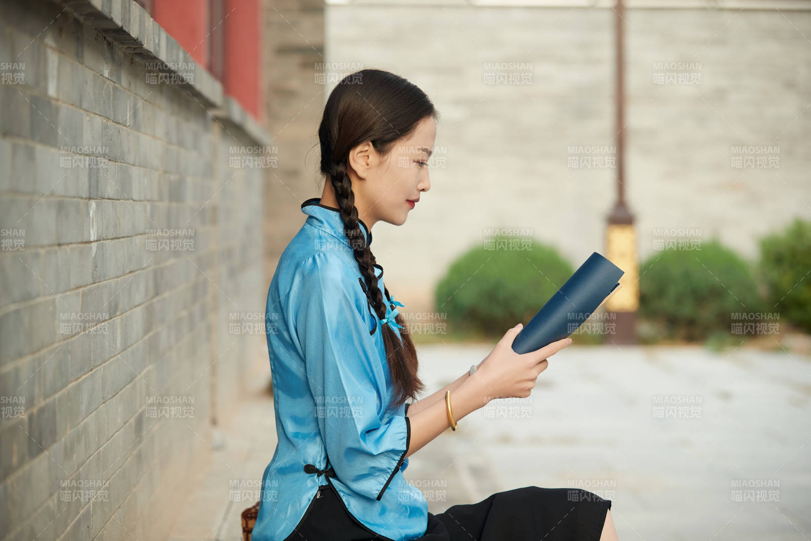 在古城身穿民国学生服饰的女大学生图片