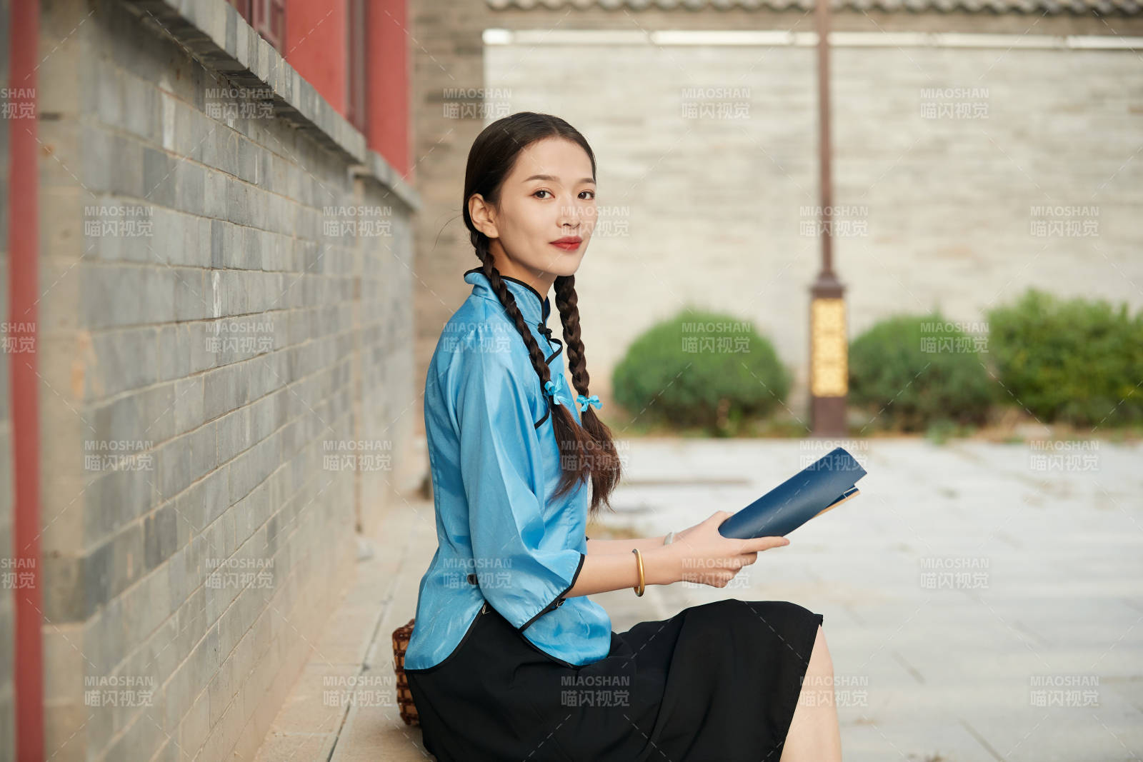 在古城身穿民国学生服饰的女大学生图片