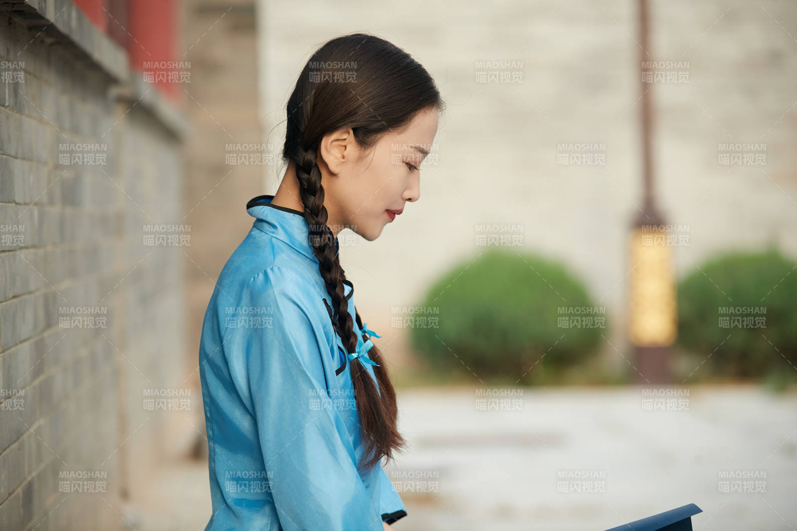 在古城身穿民国学生服饰的女大学生图片