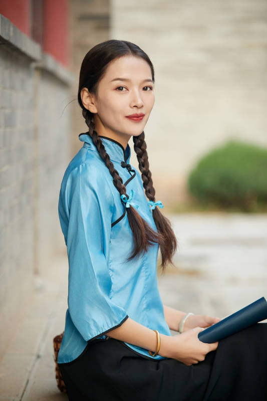 在古城身穿民国学生服饰的女大学生图片