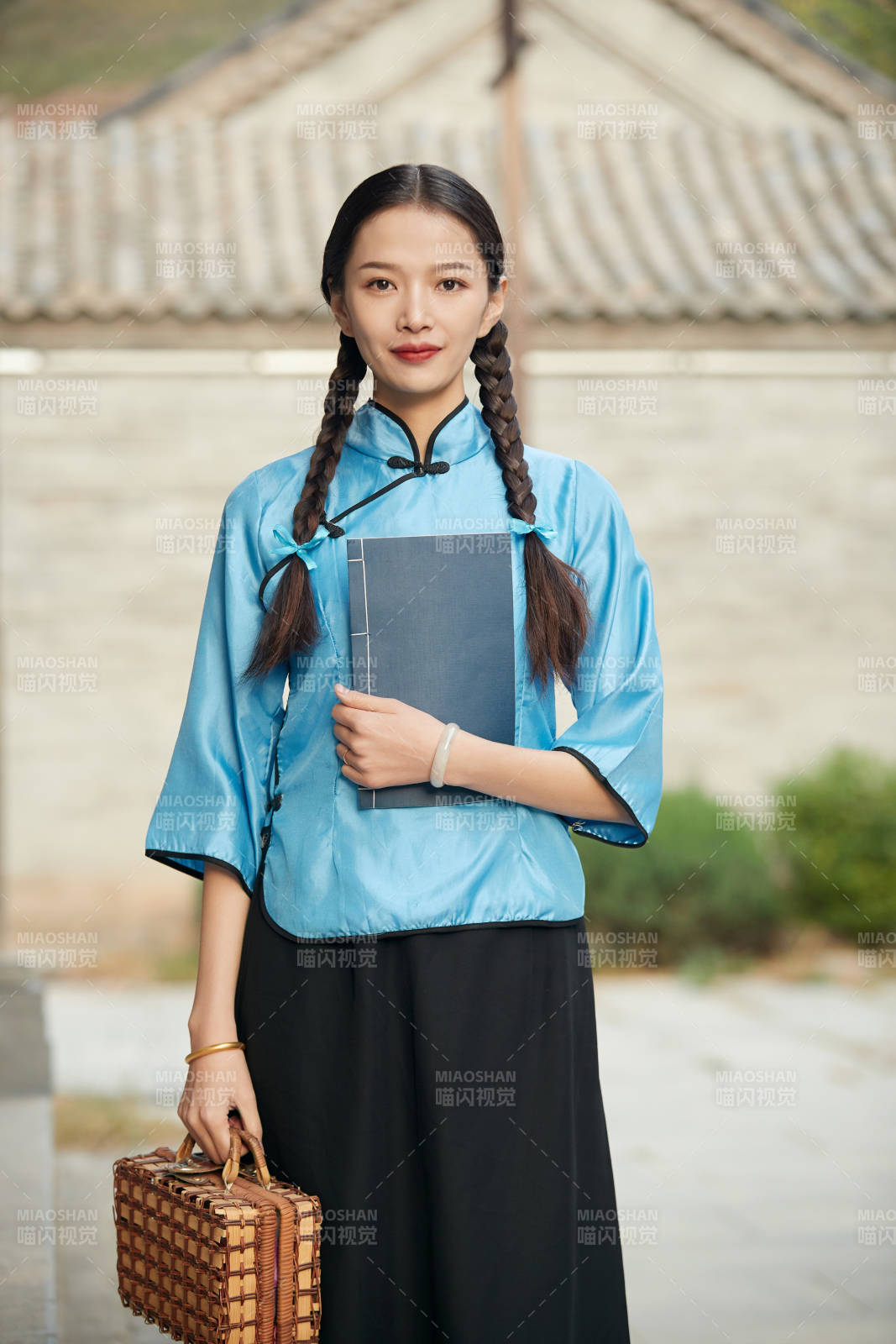 在古城身穿民国学生服饰的女大学生图片