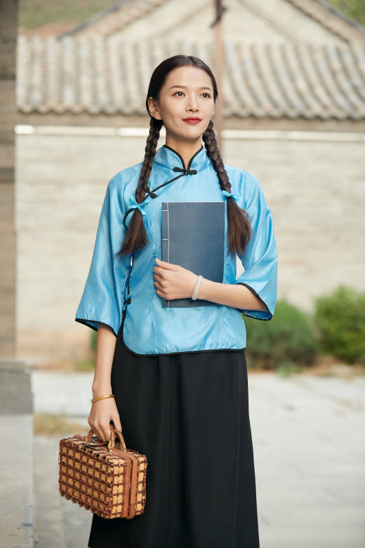 在古城身穿民国学生服饰的女大学生图片