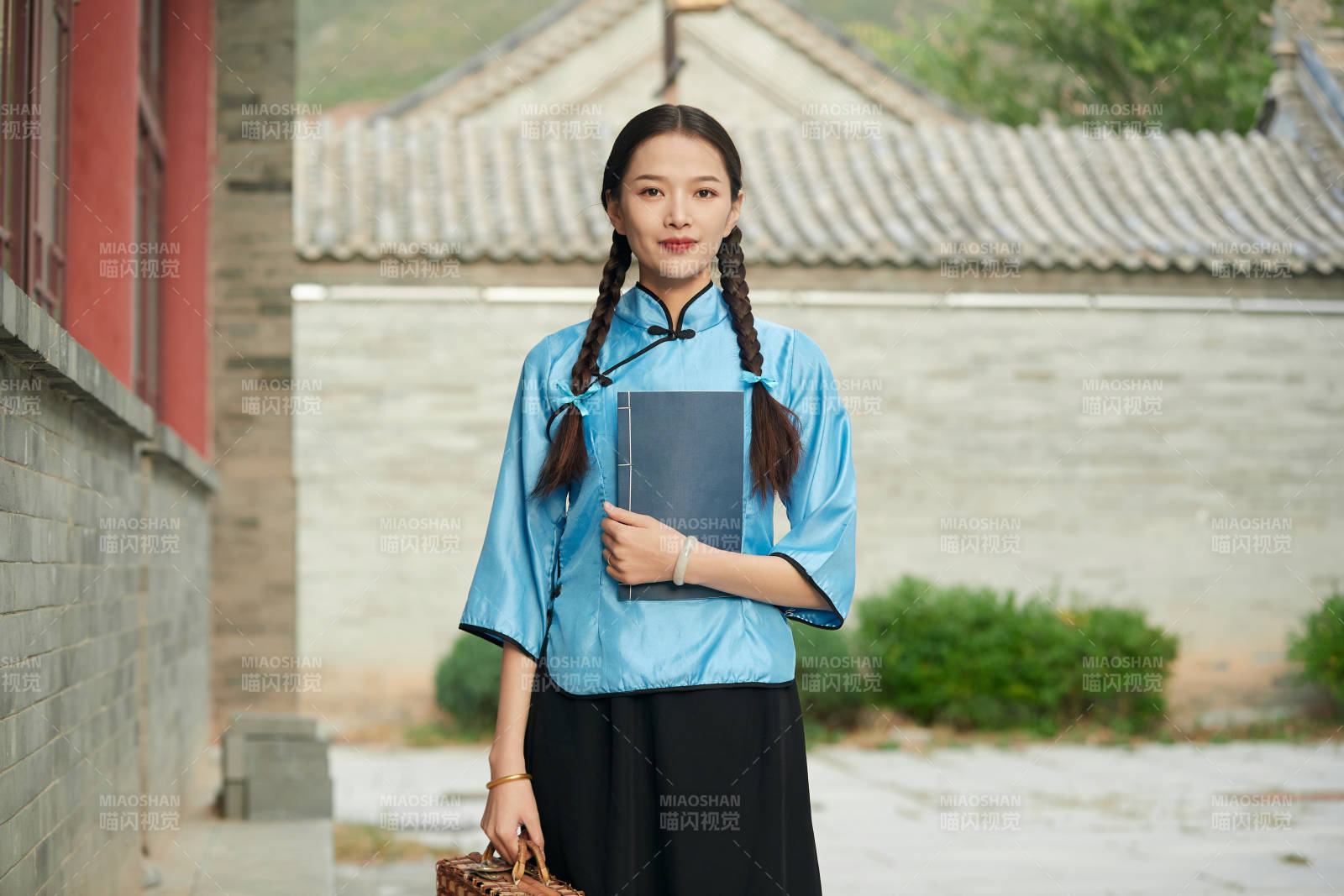 在古城身穿民国学生服饰的女大学生图片