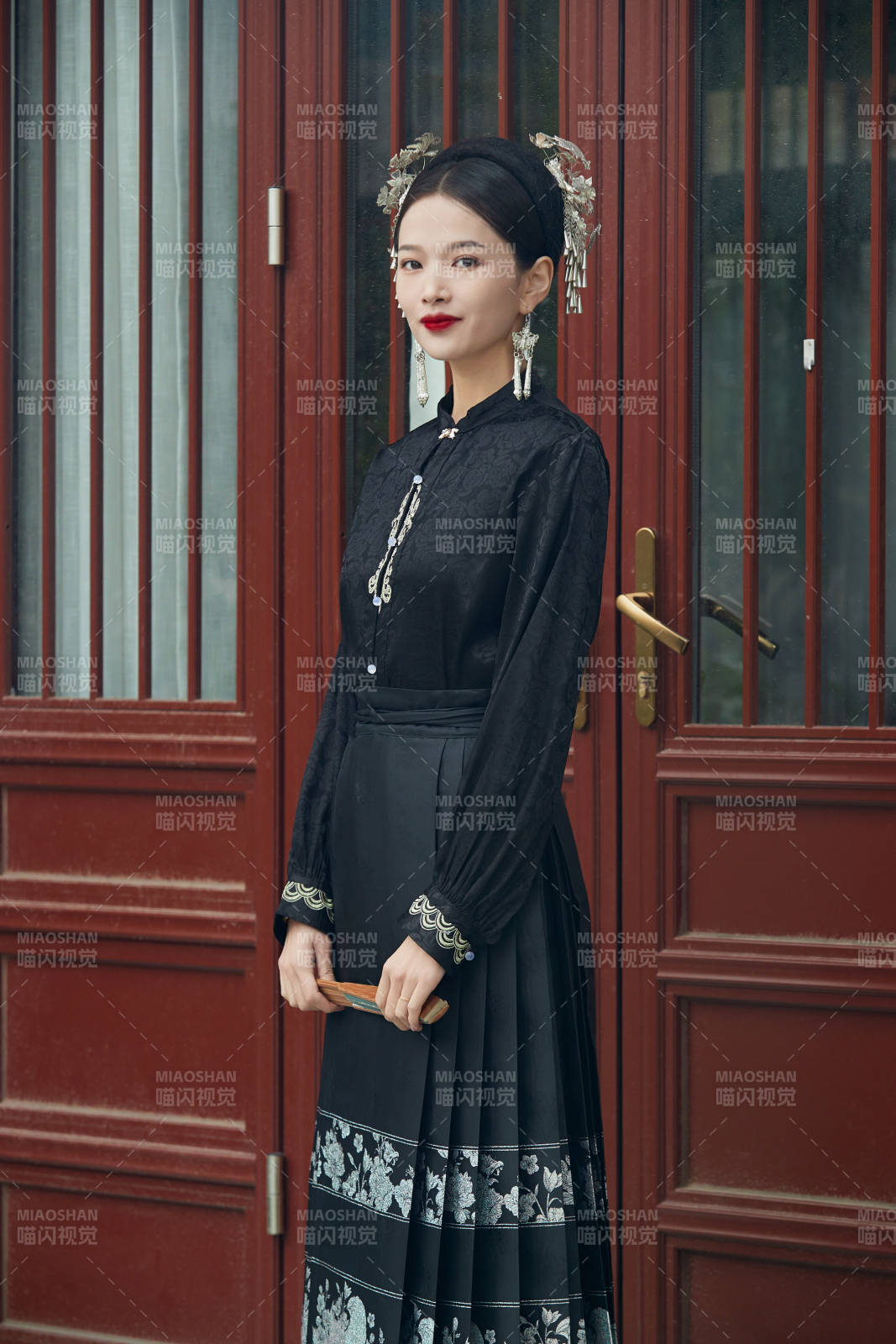 穿着中国汉族服饰马面裙的东方女性图片