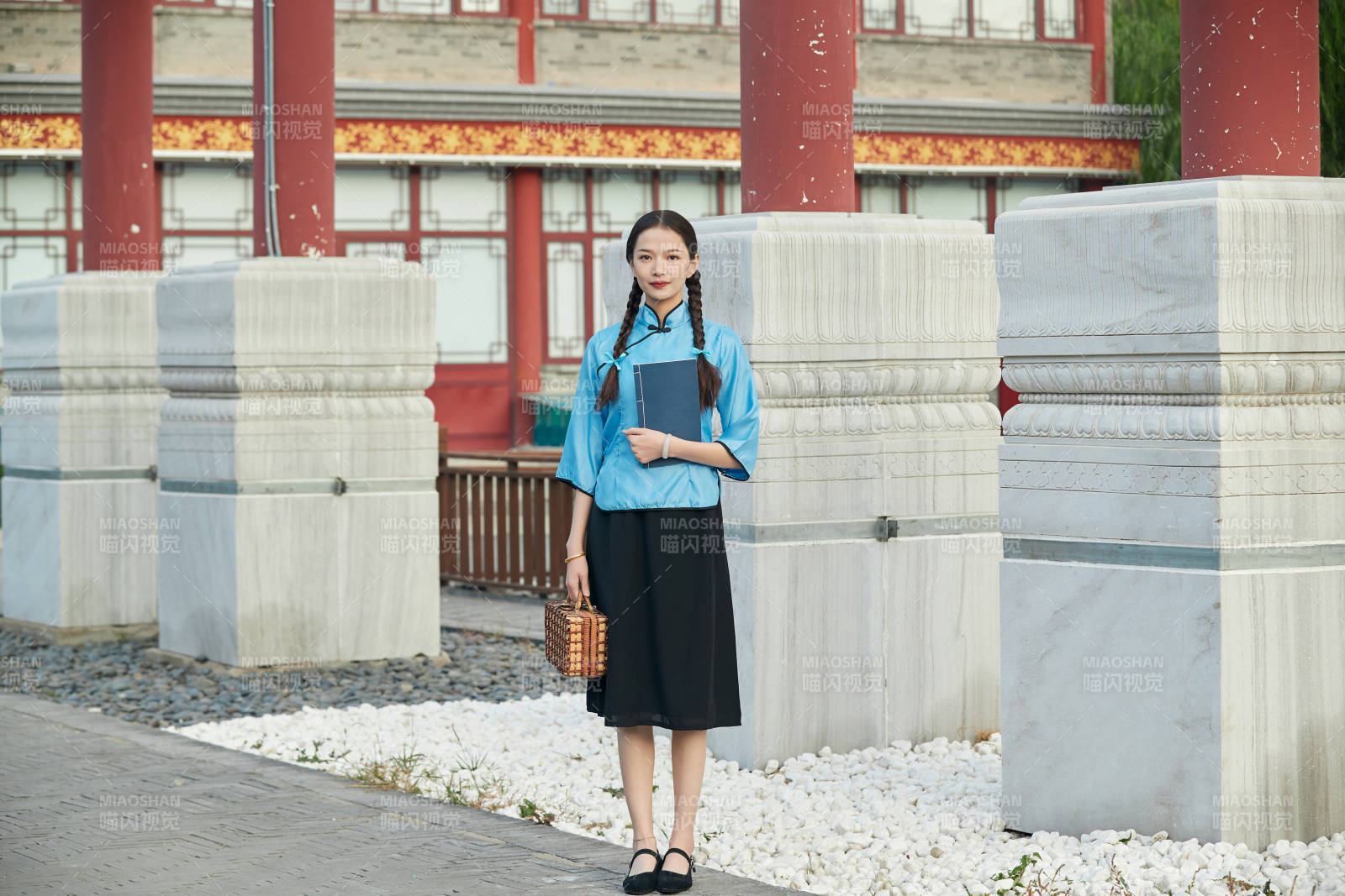 在古城身穿民国学生服饰的女大学生图片