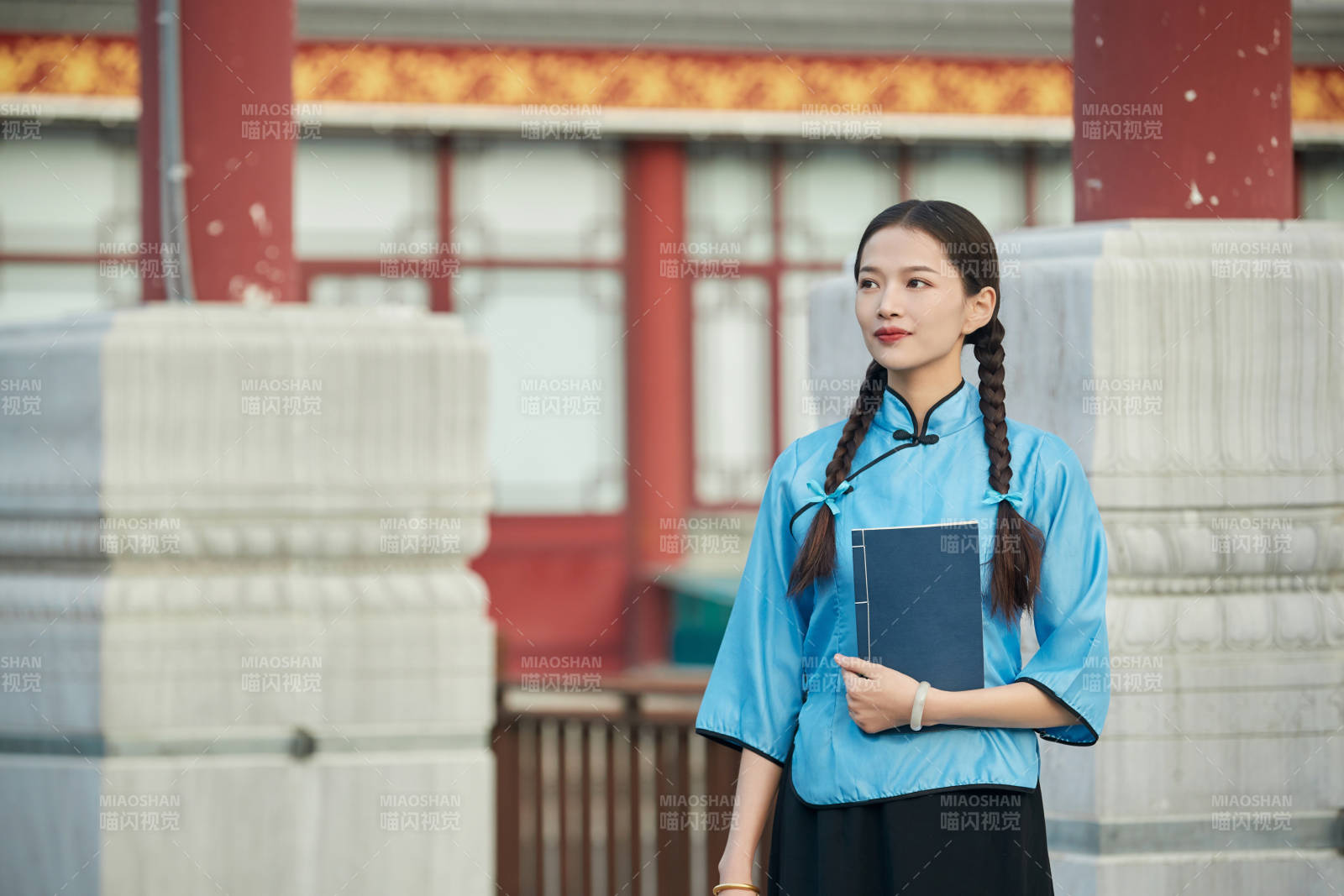 在古城身穿民国学生服饰的女大学生图片