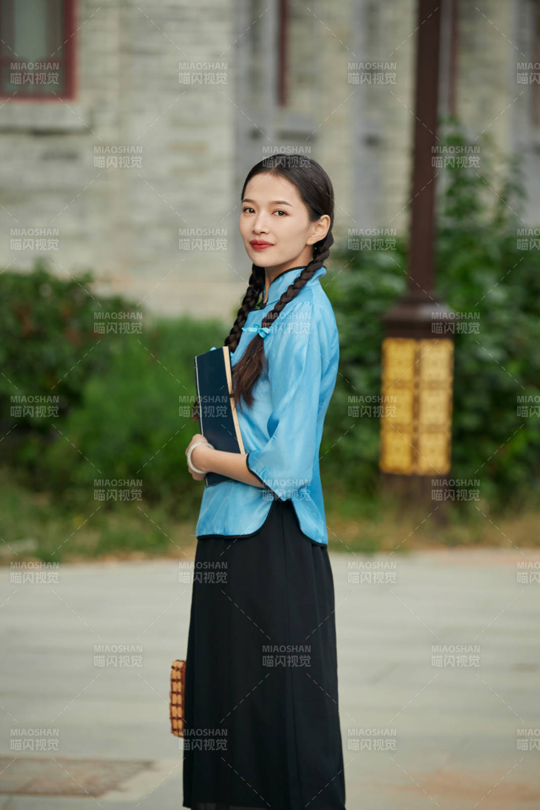 在古城身穿民国学生服饰的女大学生图片