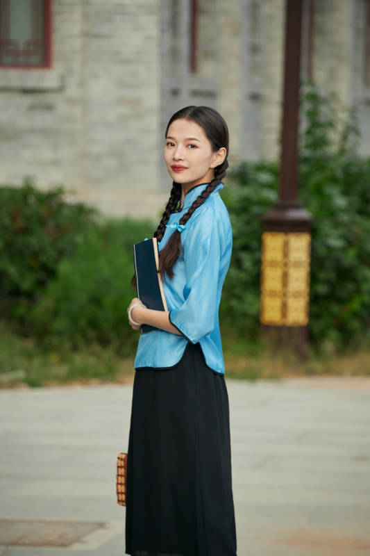 在古城身穿民国学生服饰的女大学生图片