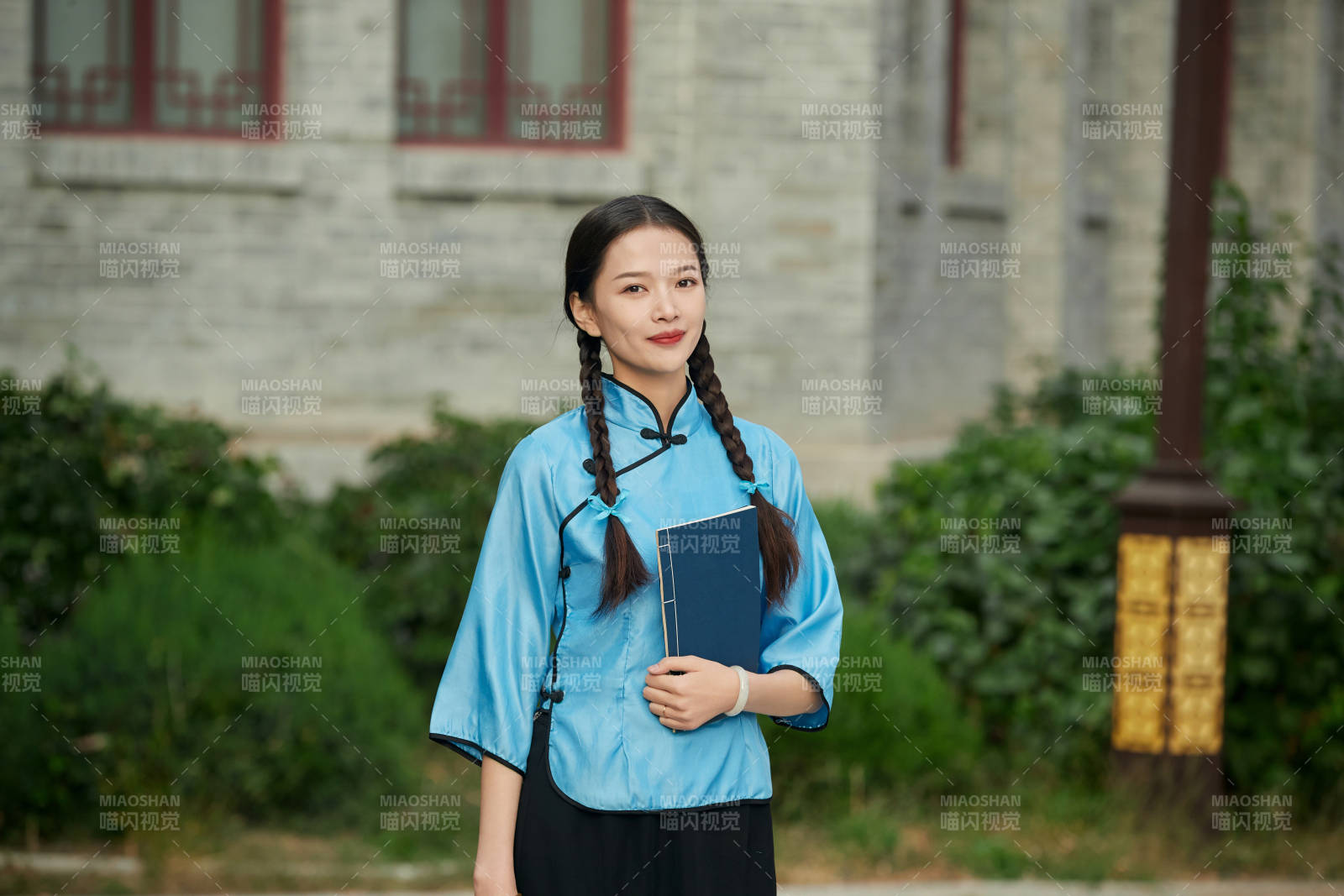 在古城身穿民国学生服饰的女大学生图片