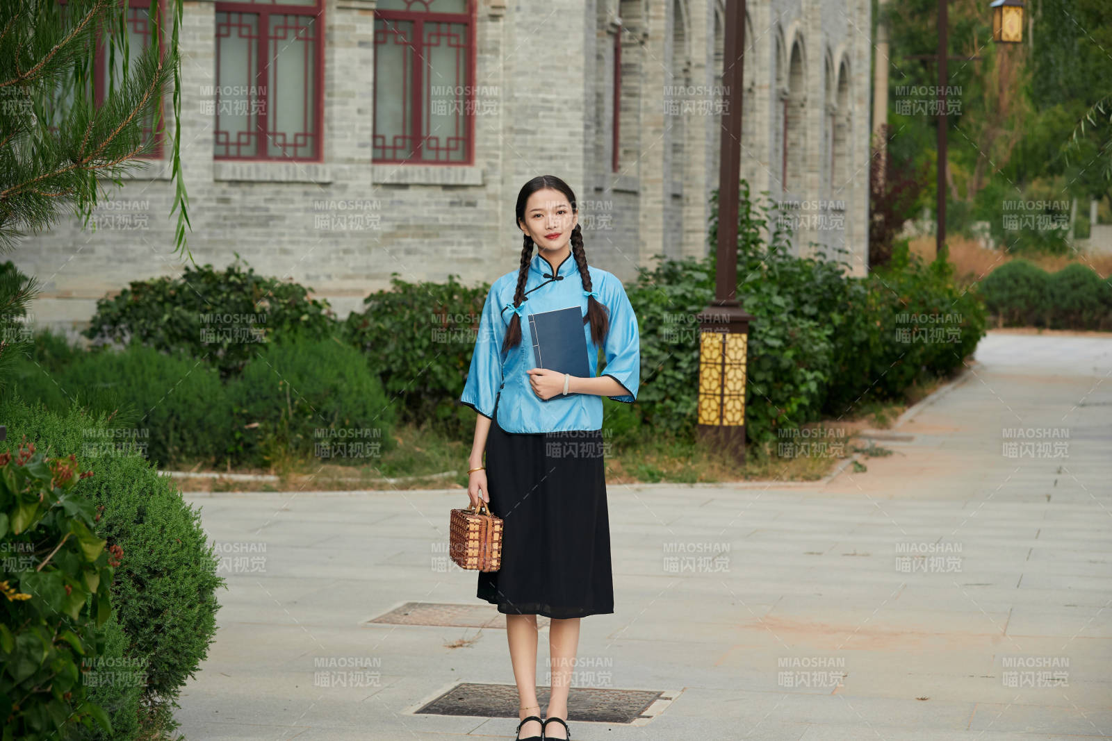 在古城身穿民国学生服饰的女大学生图片