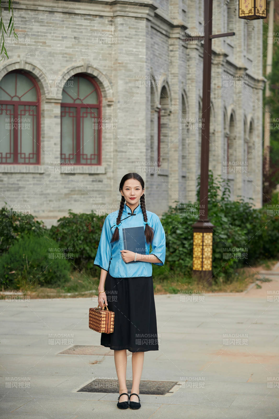 在古城身穿民国学生服饰的女大学生图片
