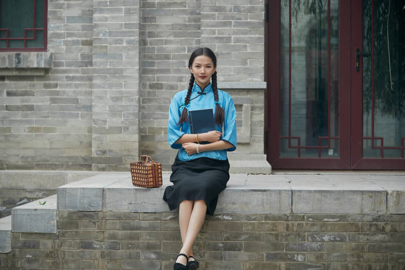 在古城身穿民国学生服饰的女大学生图片