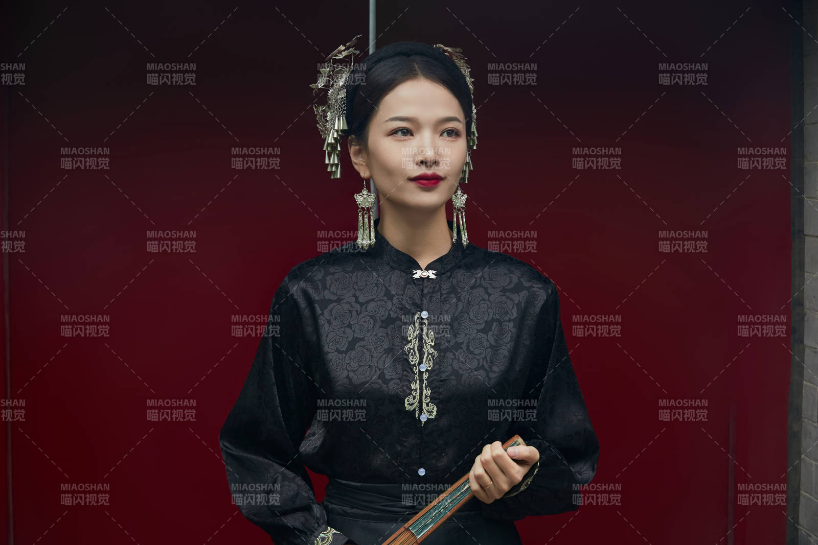 穿着中国汉族服饰马面裙的东方女性图片