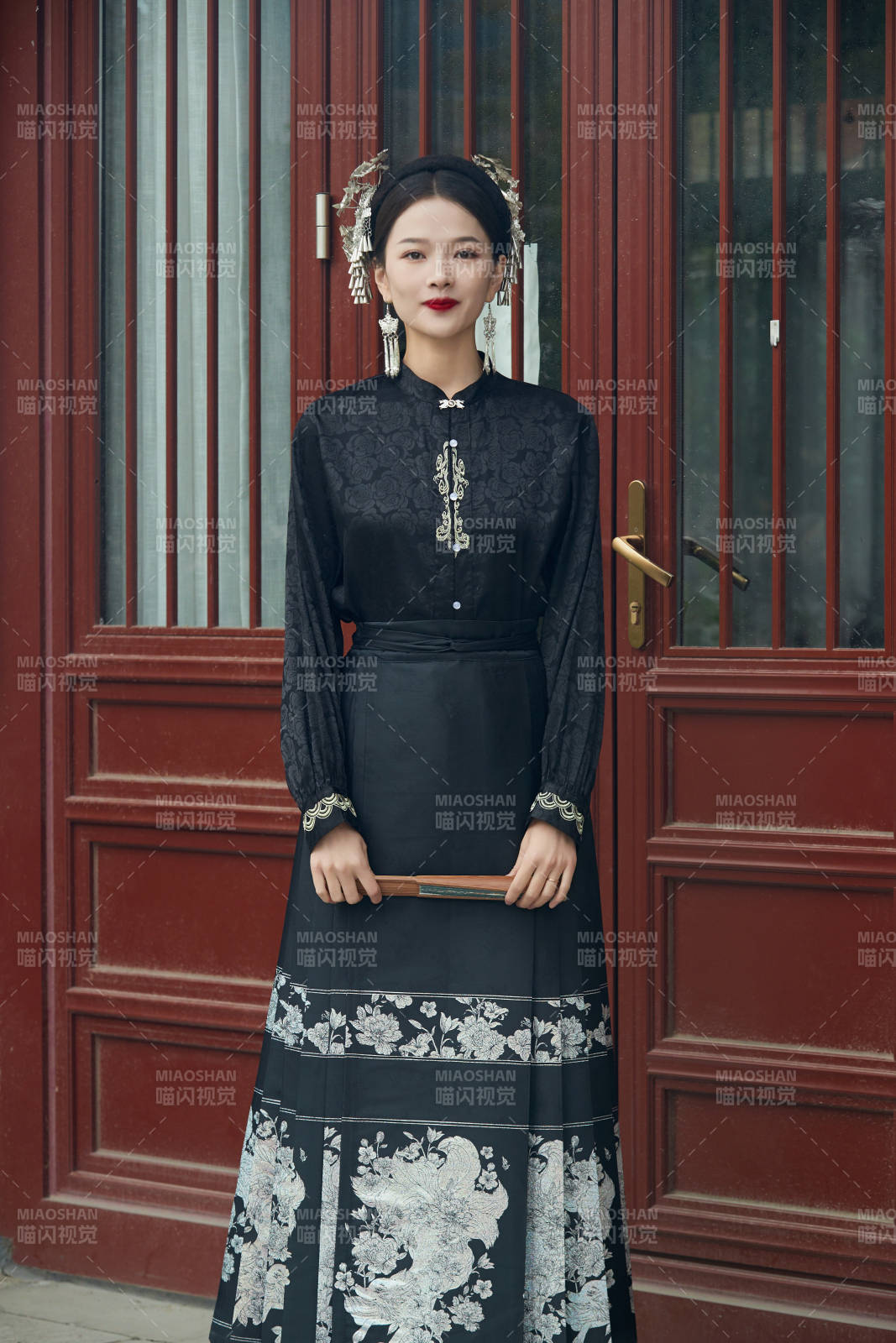 穿着中国汉族服饰马面裙的东方女性图片