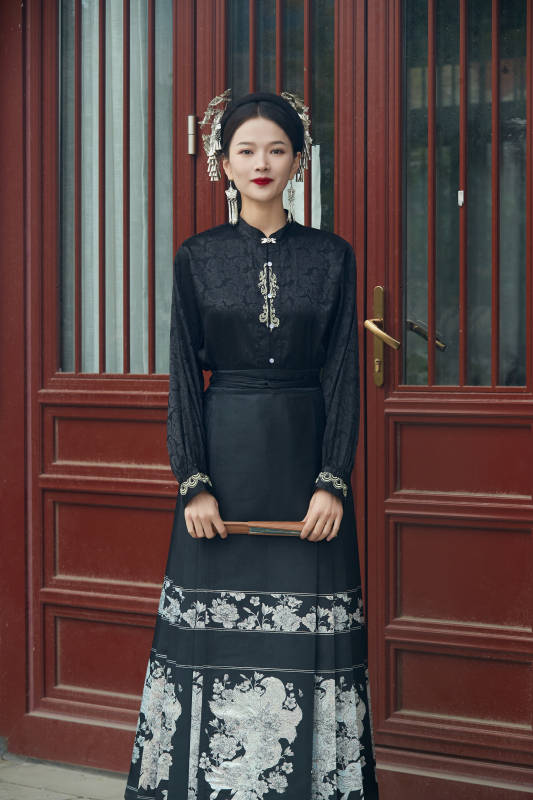 穿着中国汉族服饰马面裙的东方女性图片